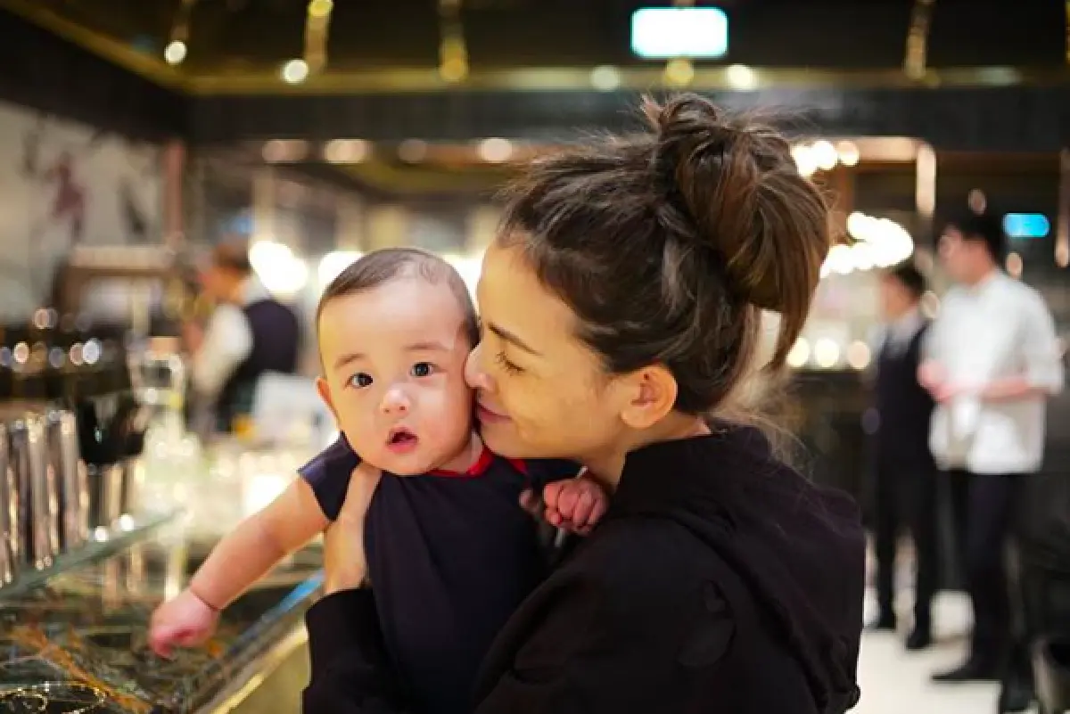 รวมคุณแม่คนบันเทิงป้ายแดงแห่งปี 2560