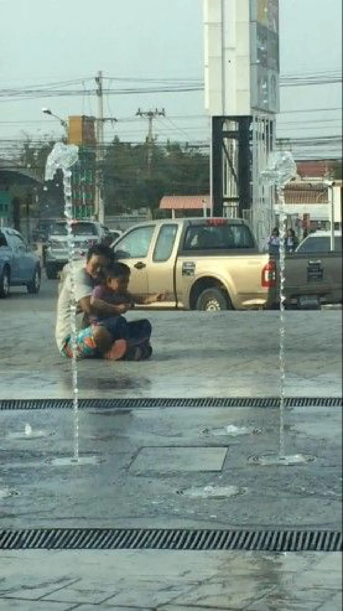 สุดประทับใจ! คลิปพ่อ-ลูกนั่งดูน้ำพุหน้าห้าง"ไม่รวยแต่มีความสุข"