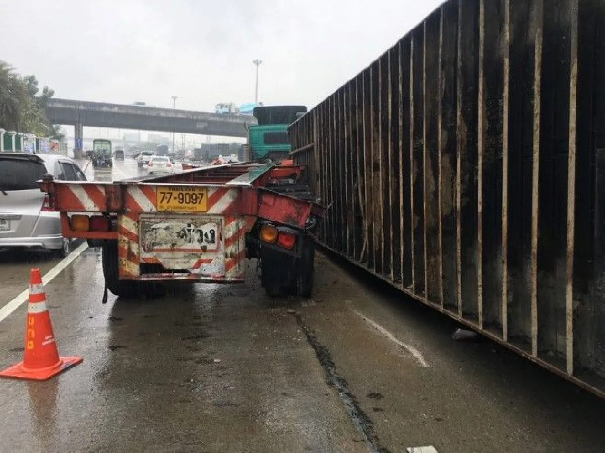 หวิดดับ!รถบรรทุกทำตู้คอนเทนต์หล่นทับเก๋งพังยับคนขับบาดเจ็บ