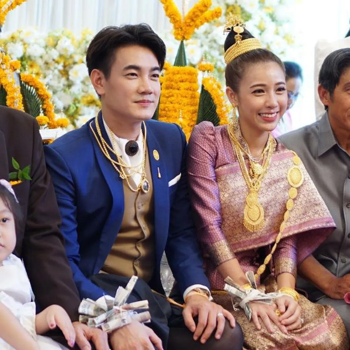 รวมลิสต์คนบันเทิงสละโสด จูงมือหวานใจเข้าสู่ประตูวิวาห์ ในปี 2560