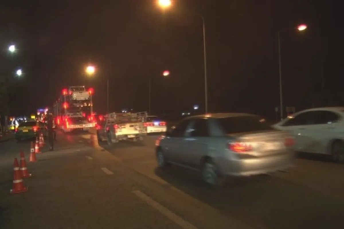 ถ.มิตรภาพช่วงโคราชรถติดหนัก ตร.เปิดช่องพิเศษเร่งระบาย