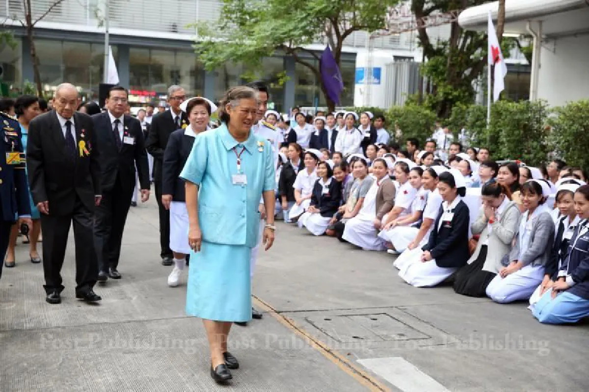 สมเด็จพระเทพฯทรงบาตรเนื่องในโอกาสส่งท้ายปีเก่าต้อนรับปีใหม่ที่ ร.พ.จุฬาฯ