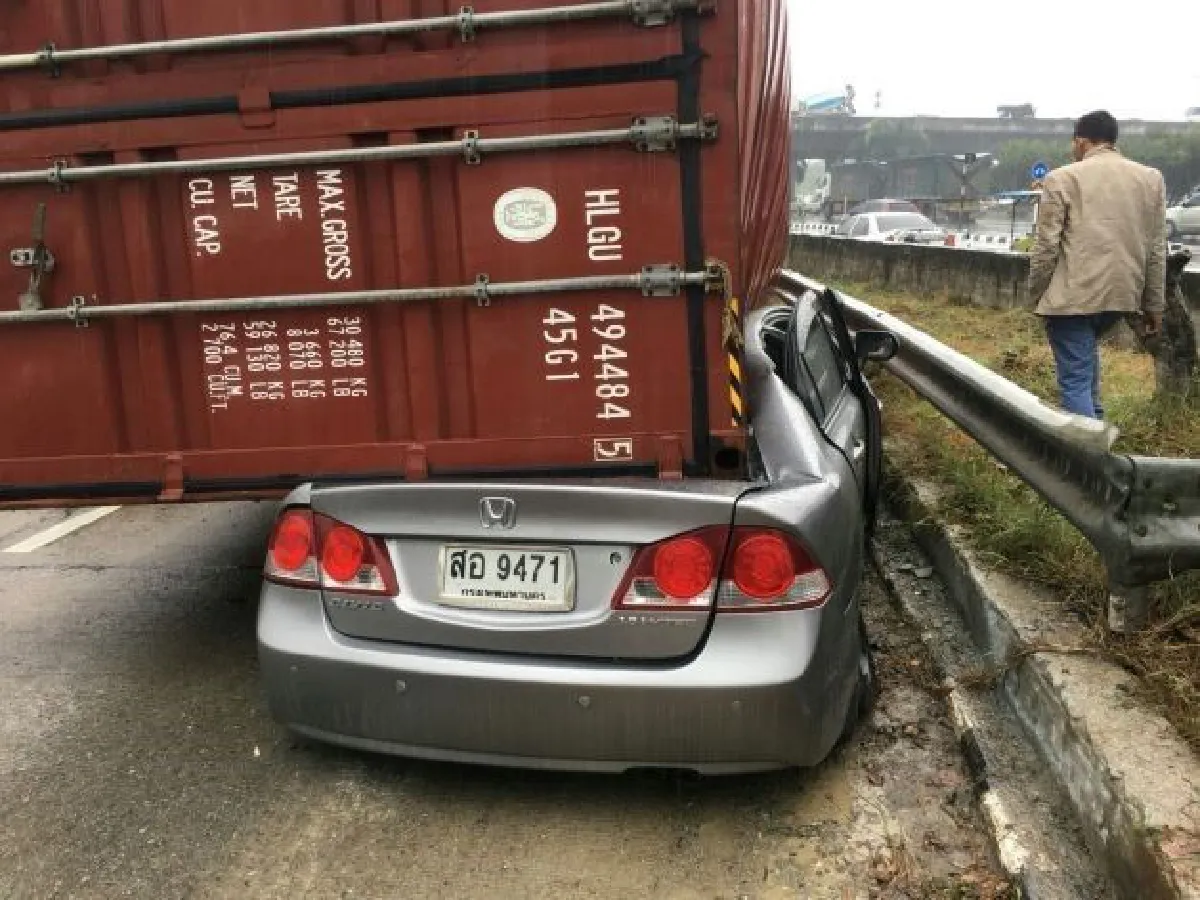 โทษปรับ1แสน รถบรรทุกทำคอนเทนเนอร์หล่นทับรถยนต์ พบอุปกรณ์ล็อกตู้ชำรุด