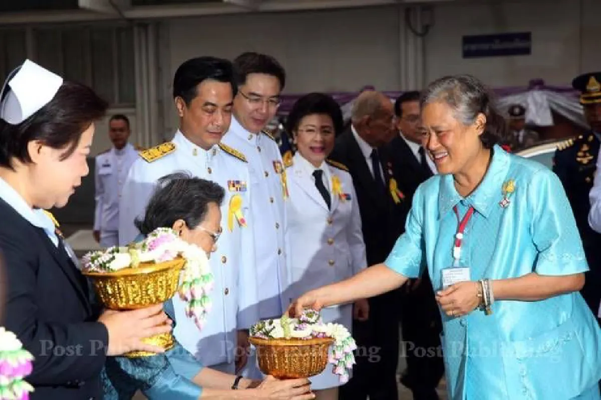 สมเด็จพระเทพฯทรงบาตรเนื่องในโอกาสส่งท้ายปีเก่าต้อนรับปีใหม่ที่ ร.พ.จุฬาฯ