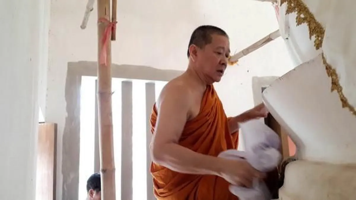 "เจ้าคุณธงชัย"บรรจุพระเครื่องใต้ฐานพระพุทธรูปเก่าแก่สุโขทัย