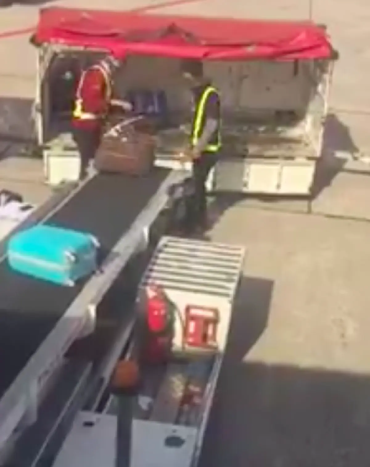 ทำร้ายอุปกรณ์ทำมาหากิน “เก่ง ธชย” โชว์คลิปสายการบินดังโยนกระเป๋าผู้โดยสาร