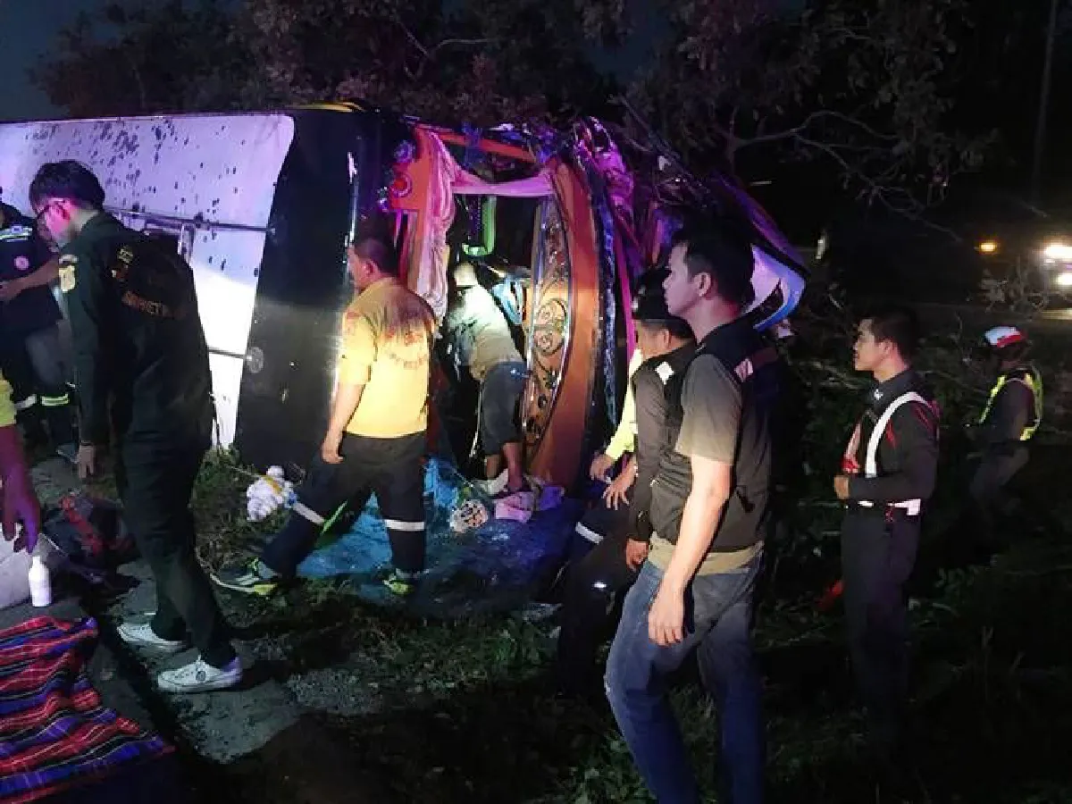 รถบัสโดยสารกรุงเทพ-น่านตกถนนพลิกคว่ำตาย1เจ็บสาหัส16