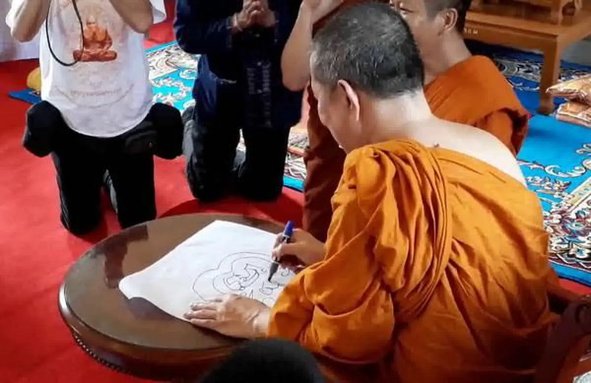 "เจ้าคุณธงชัย"บรรจุพระเครื่องใต้ฐานพระพุทธรูปเก่าแก่สุโขทัย