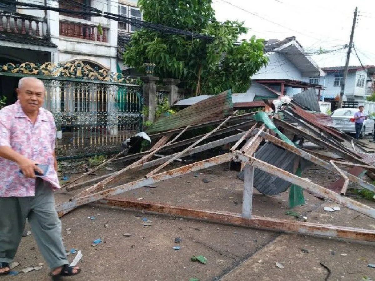 ชาวบ้านระทึก!พายุหมุนถล่มกลางเมืองสุราษฎร์ฯหลังคาบ้านถูกพัดปลิวว่อน
