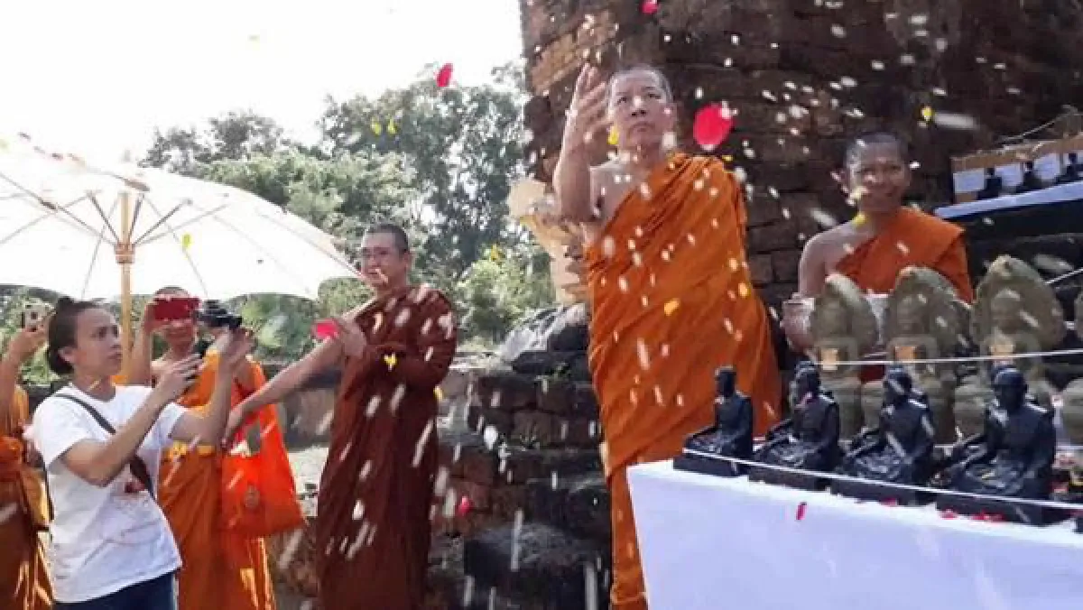 "เจ้าคุณธงชัย"บรรจุพระเครื่องใต้ฐานพระพุทธรูปเก่าแก่สุโขทัย