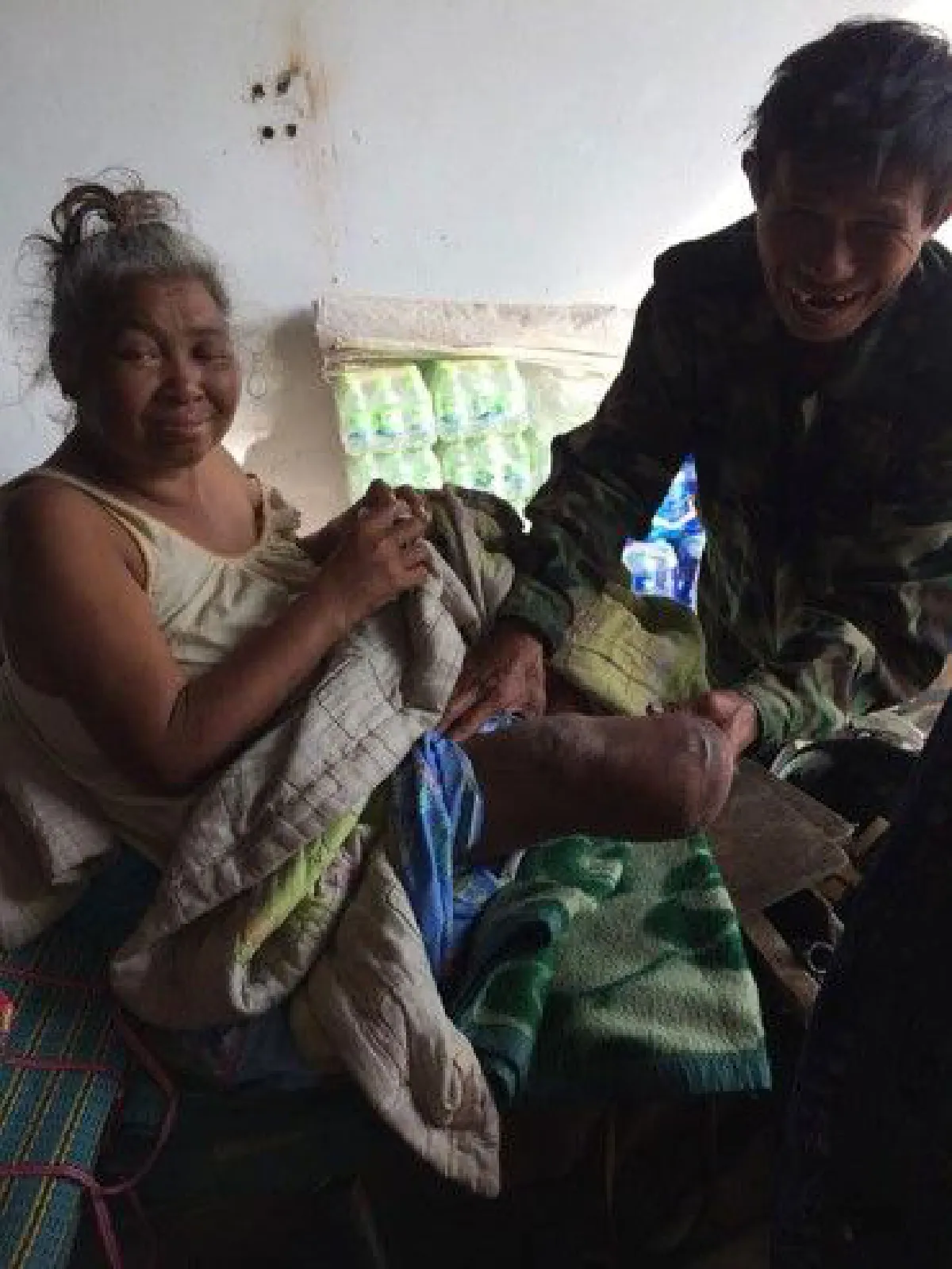 รักแท้! ลุงขี่ซาเล้งพาภรรยาพิการกลับบ้านปีใหม่ สุราษฎร์ฯ-ศรีสะเกษ