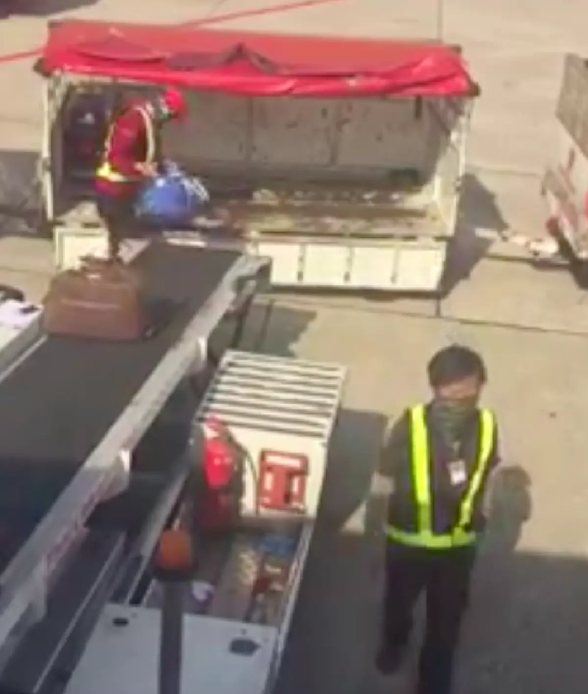 ทำร้ายอุปกรณ์ทำมาหากิน “เก่ง ธชย” โชว์คลิปสายการบินดังโยนกระเป๋าผู้โดยสาร