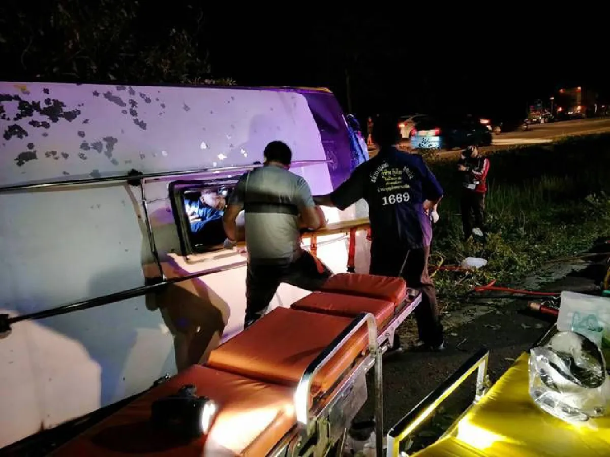 รถบัสโดยสารกรุงเทพ-น่านตกถนนพลิกคว่ำตาย1เจ็บสาหัส16