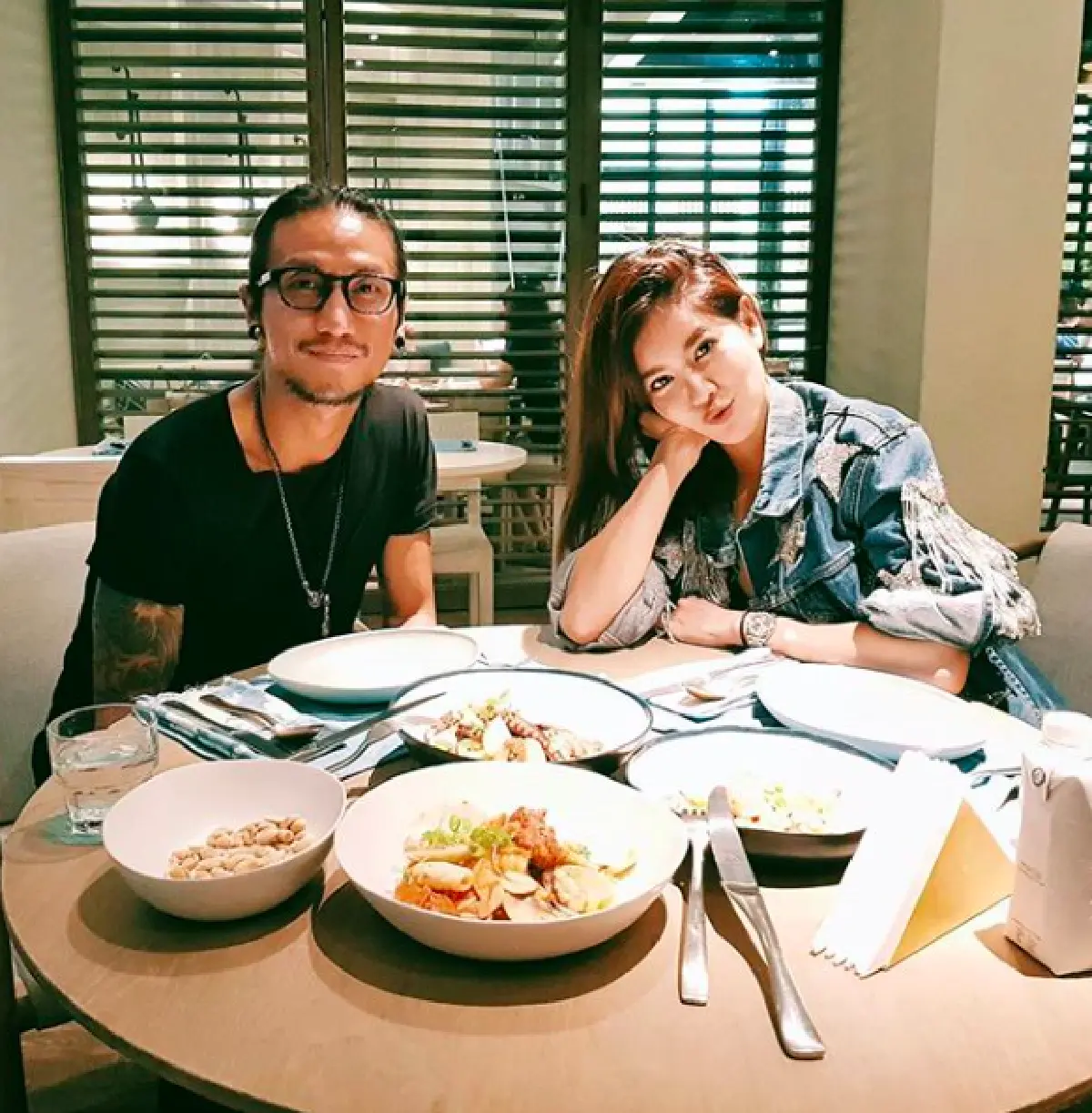 "ก้อย" ควง "ตูน” ฉลองปีใหม่พร้อมหน้ากับครอบครัว