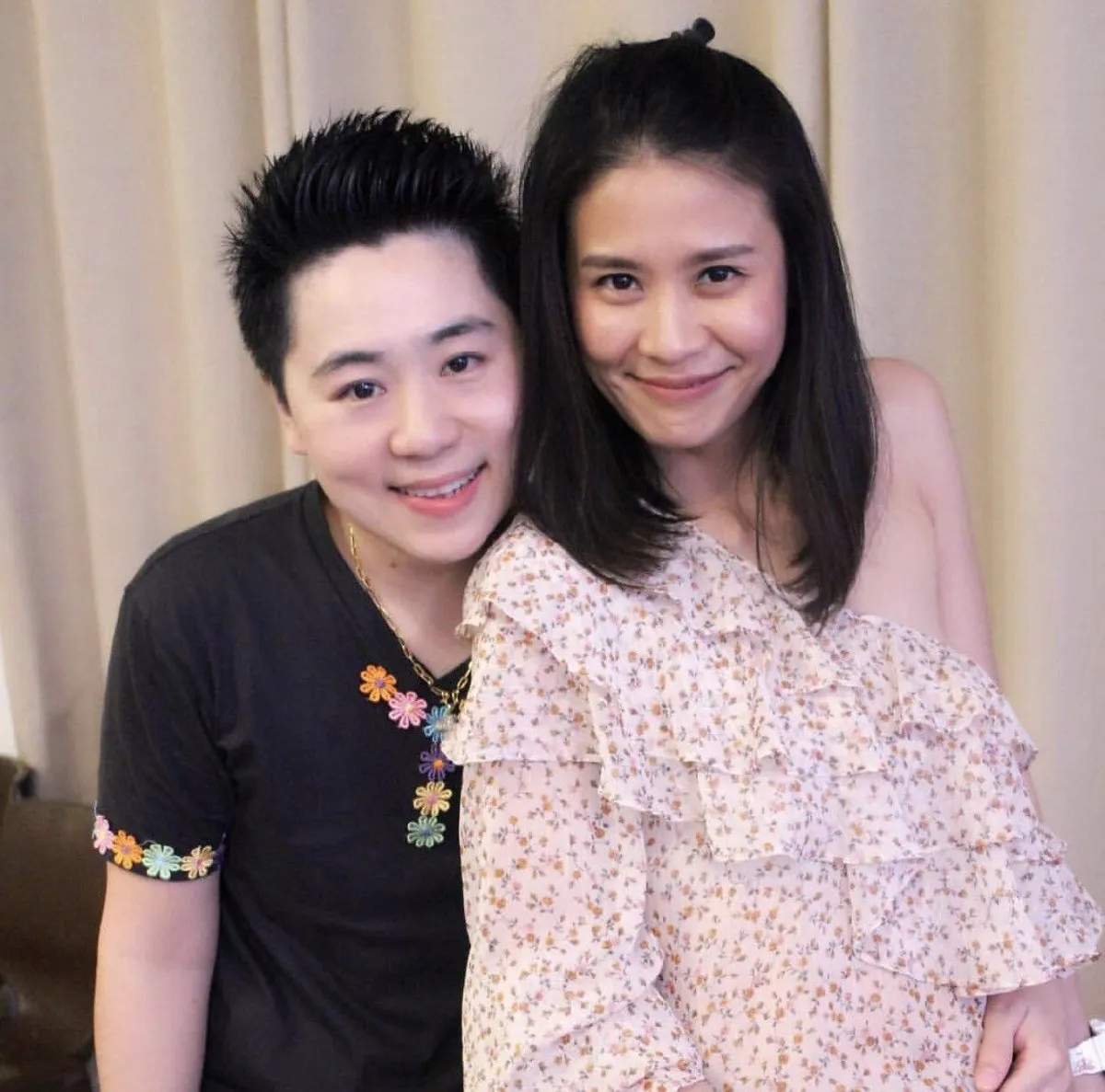 "ผ้าเช็ดหน้าจะไม่ตกอีกต่อไป" จอยซ์ ทีเค เผยภาพหวานคู่สาวหล่อรู้ใจ