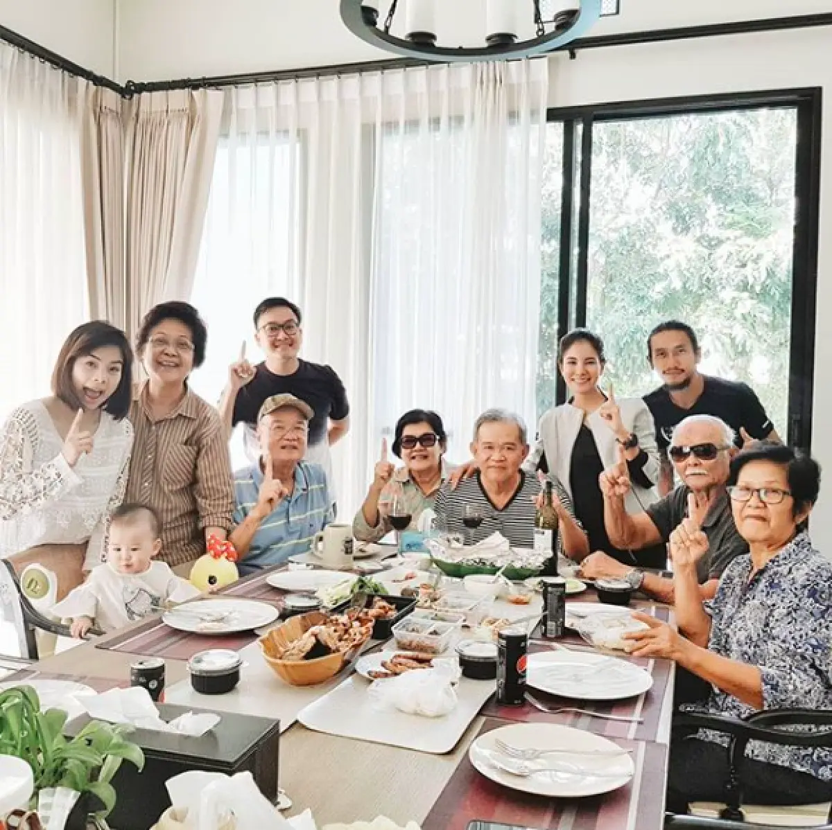 "ก้อย" ควง "ตูน” ฉลองปีใหม่พร้อมหน้ากับครอบครัว