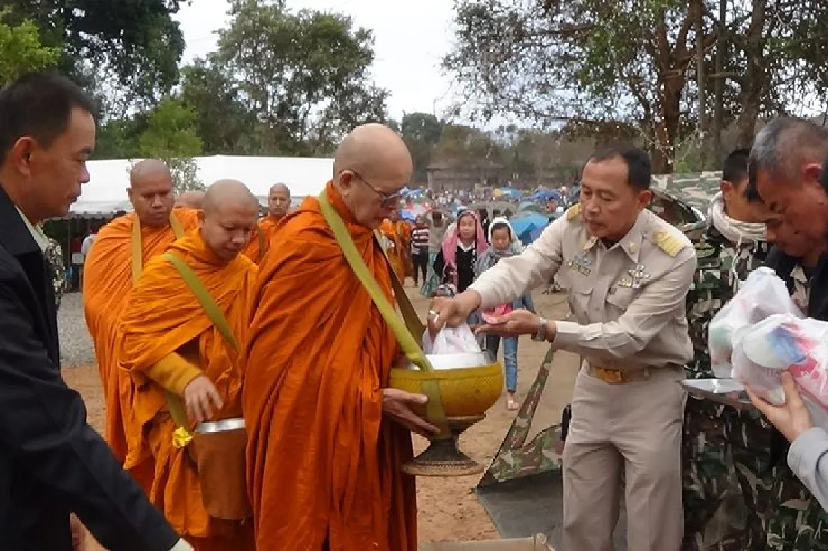 นักท่องเที่ยวเขาใหญ่ได้บุญร่วมตักบาตรวันปีใหม่