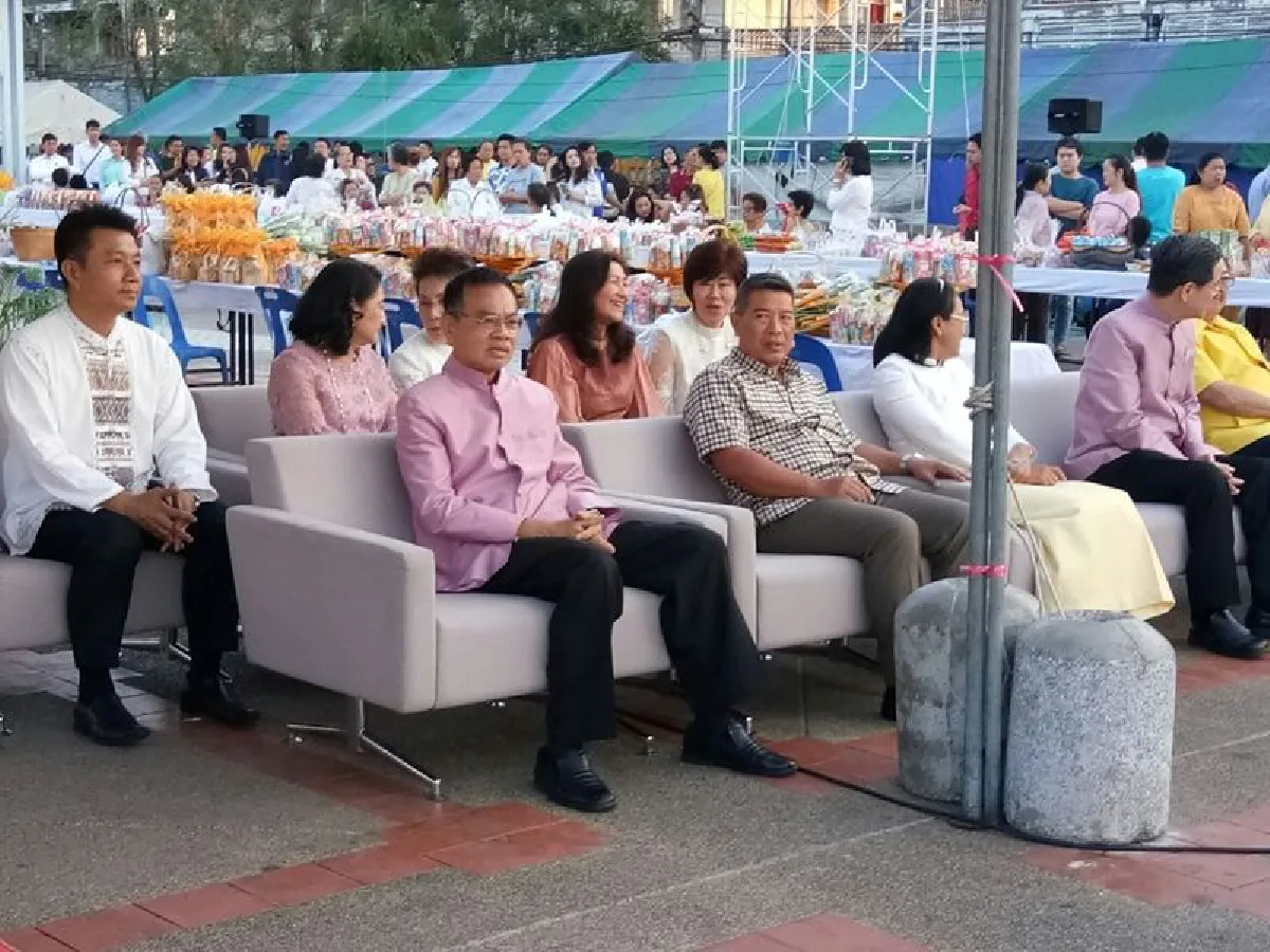 อาสาสมัครท้องถิ่นรักษ์โลกถือฤกษ์ดีปีใหม่จัดการขยะ
