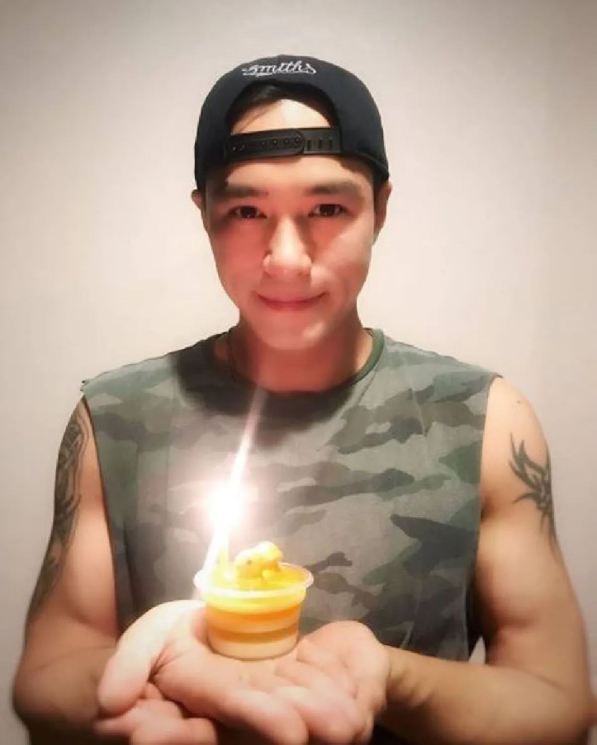 "จะมีความสุขกว่านี้ถ้ามีลูกๆอยู่ด้วย" ปีเตอร์ คอร์ป เป่าเค้กฉลองวันเกิดเรียบง่าย