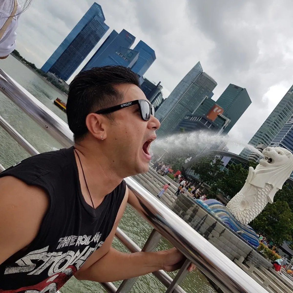 โหมดมุ้งมิ้งก็มี! เต๋า สมชาย โชว์หวานจุ๊บปากภรรยากลางสิงคโปร์