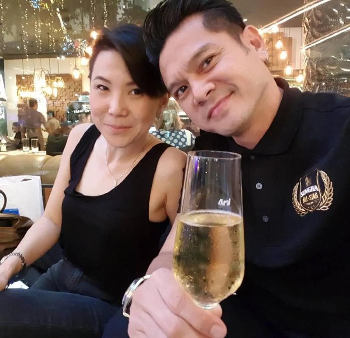 โหมดมุ้งมิ้งก็มี! เต๋า สมชาย โชว์หวานจุ๊บปากภรรยากลางสิงคโปร์