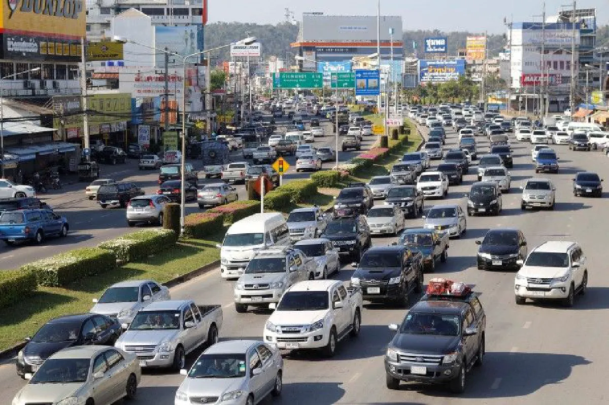 ปากน้ำโพจราจรหนาแน่นรองรับคนเดินทางกลับหยุดปีใหม่