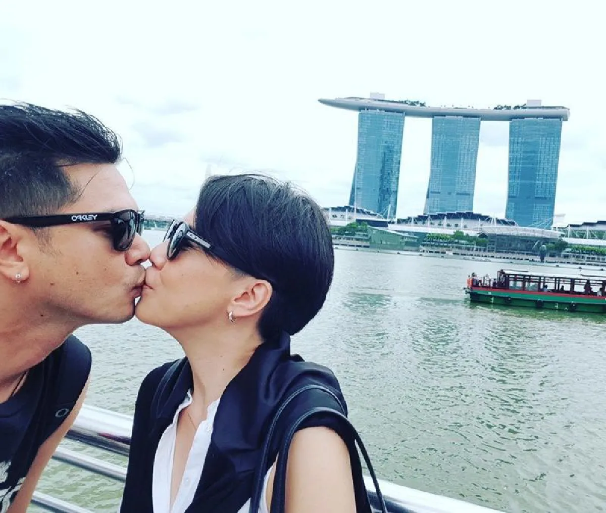 โหมดมุ้งมิ้งก็มี! เต๋า สมชาย โชว์หวานจุ๊บปากภรรยากลางสิงคโปร์