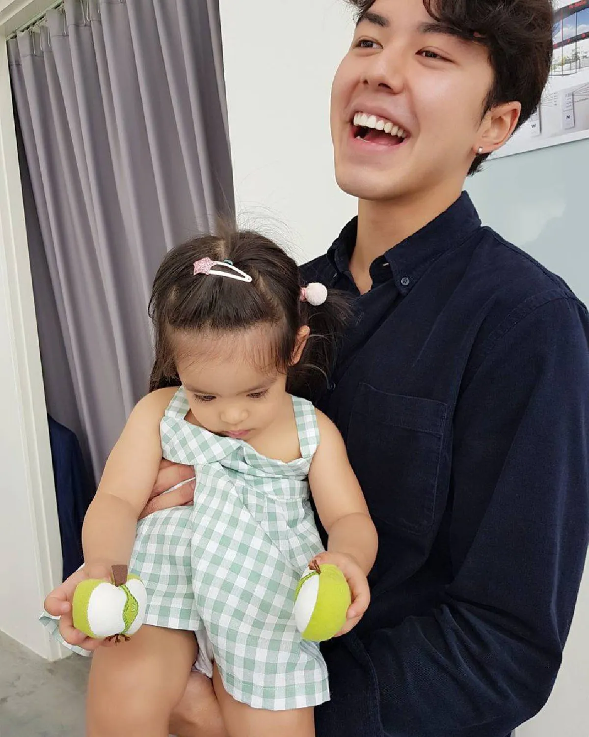 ภาพน่ารัก น้องอลิน นิ่งไปเลย..เมื่ออยู่ในอ้อมแขนหนุ่มหล่อ นาย ณภัทร