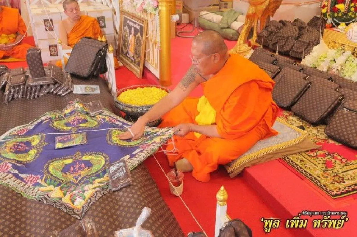 "หลวงพี่น้ำฝน"เปิดขายกระเป๋าปลุกเสก"พูลเพิ่มทรัพย์"ลวดลายคล้ายแบรนด์ดัง