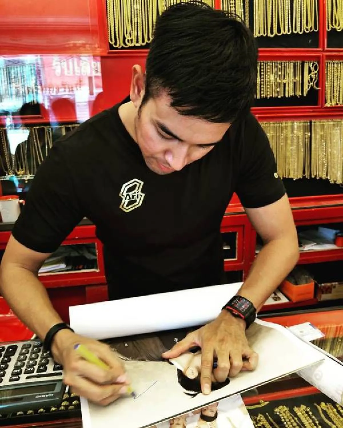 พ่อค้าแซ่บ! เกรท วรินทร กลับบ้านช่วยแม่ขายทองในวันหยุดปีใหม่