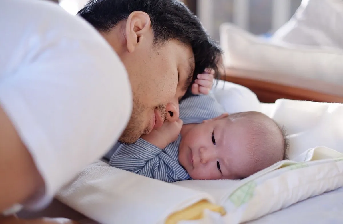 โมเมนต์แสนอบอุ่นของ กัปตัน ภูธเนศ กับบทบาทคุณพ่อลูกหนึ่ง