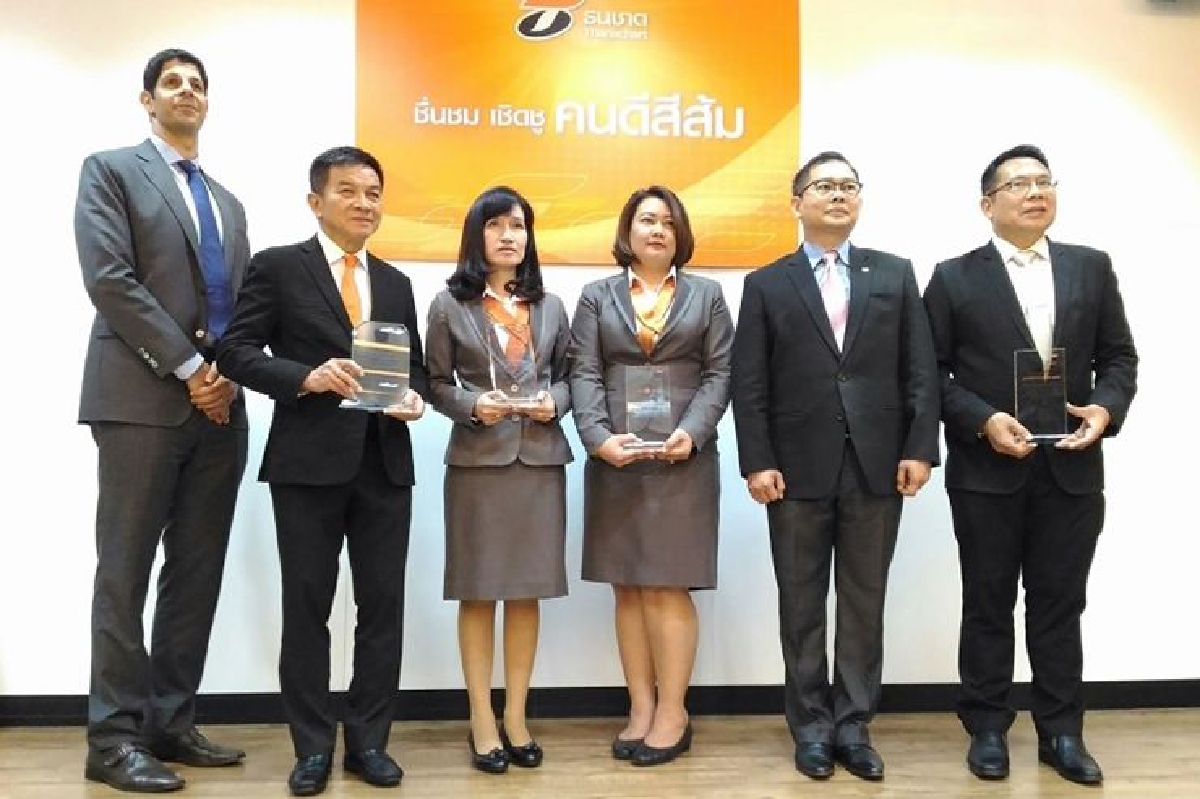 เยี่ยม!พนักงานแบงก์ธนชาตช่วยคุณยายไม่ให้สูญเงินครึ่งล้าน เยี่ยม!พนักงานแบงก์ธนชาตช่วยคุณยายไม่ให้สูญเงินครึ่งล้าน