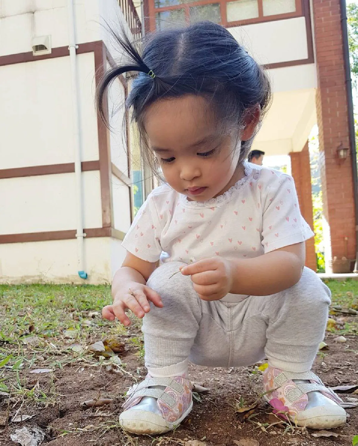 ภาพน่ารัก น้องอลิน นิ่งไปเลย..เมื่ออยู่ในอ้อมแขนหนุ่มหล่อ นาย ณภัทร