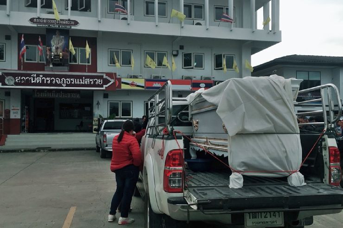 ญาติแห่ศพเหยื่อกระสุนปริศนาประท้วงหน้าโรงพัก ญาติแห่ศพเหยื่อกระสุนปริศนาประท้วงหน้าโรงพัก