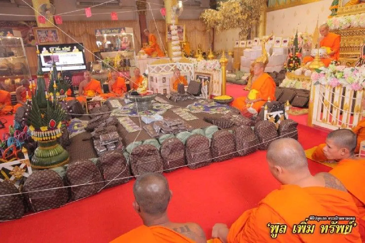 "หลวงพี่น้ำฝน"เปิดขายกระเป๋าปลุกเสก"พูลเพิ่มทรัพย์"ลวดลายคล้ายแบรนด์ดัง
