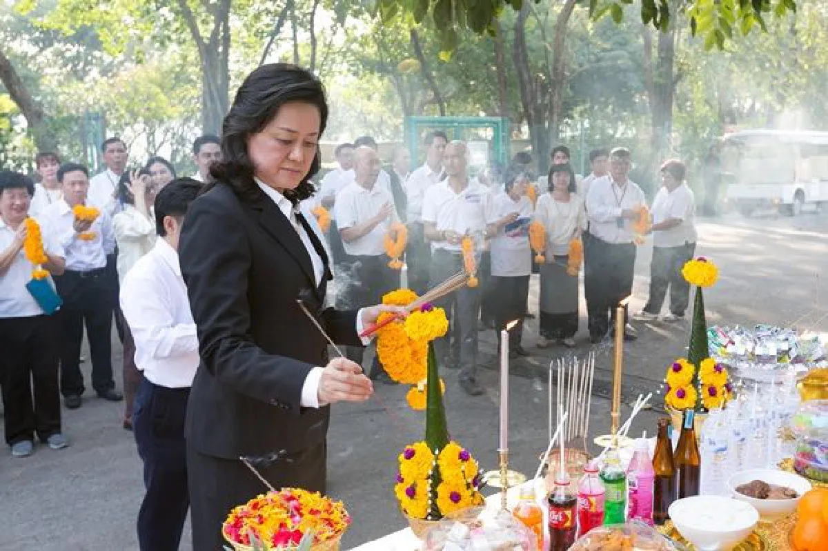 ศ.ดร.อัญญา  ขันธวิทย์  กรรมการอำนวยการโรงงานยาสูบ พร้อมด้วยผู้บริหารโรงงานยาสูบ ร่วมพิธีทำบุญเนื่องในโอกาสวันขึ้นปีใหม่ตามธรรมเนียมปฏิบัติเช่นทุกปี