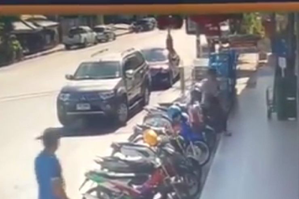 อย่างไว!เหยื่อลืมกระเป๋าทิ้งหน้ารถโจรฉกหนีลอยนวล อย่างไว!เหยื่อลืมกระเป๋าทิ้งหน้ารถโจรฉกหนีลอยนวล