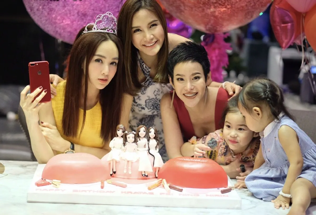 10 ภาพสุดอบอุ่น เป้ย หนิง กระแต แท็กทีมจัดปาร์ตี้วันเกิดพร้อมกัน