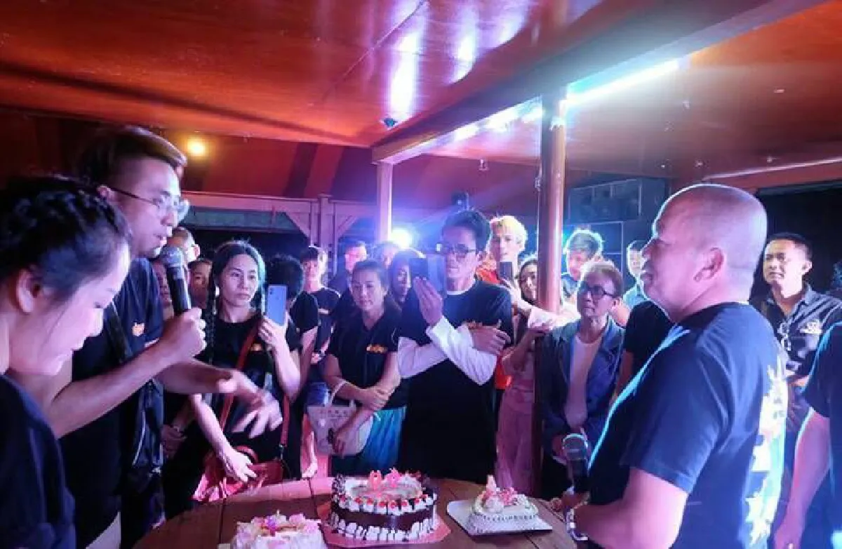 น้าค่อม ชวนชื่น เป่าเค้กฉลองวันเกิดครบ 60 ปีสุดอบอุ่น