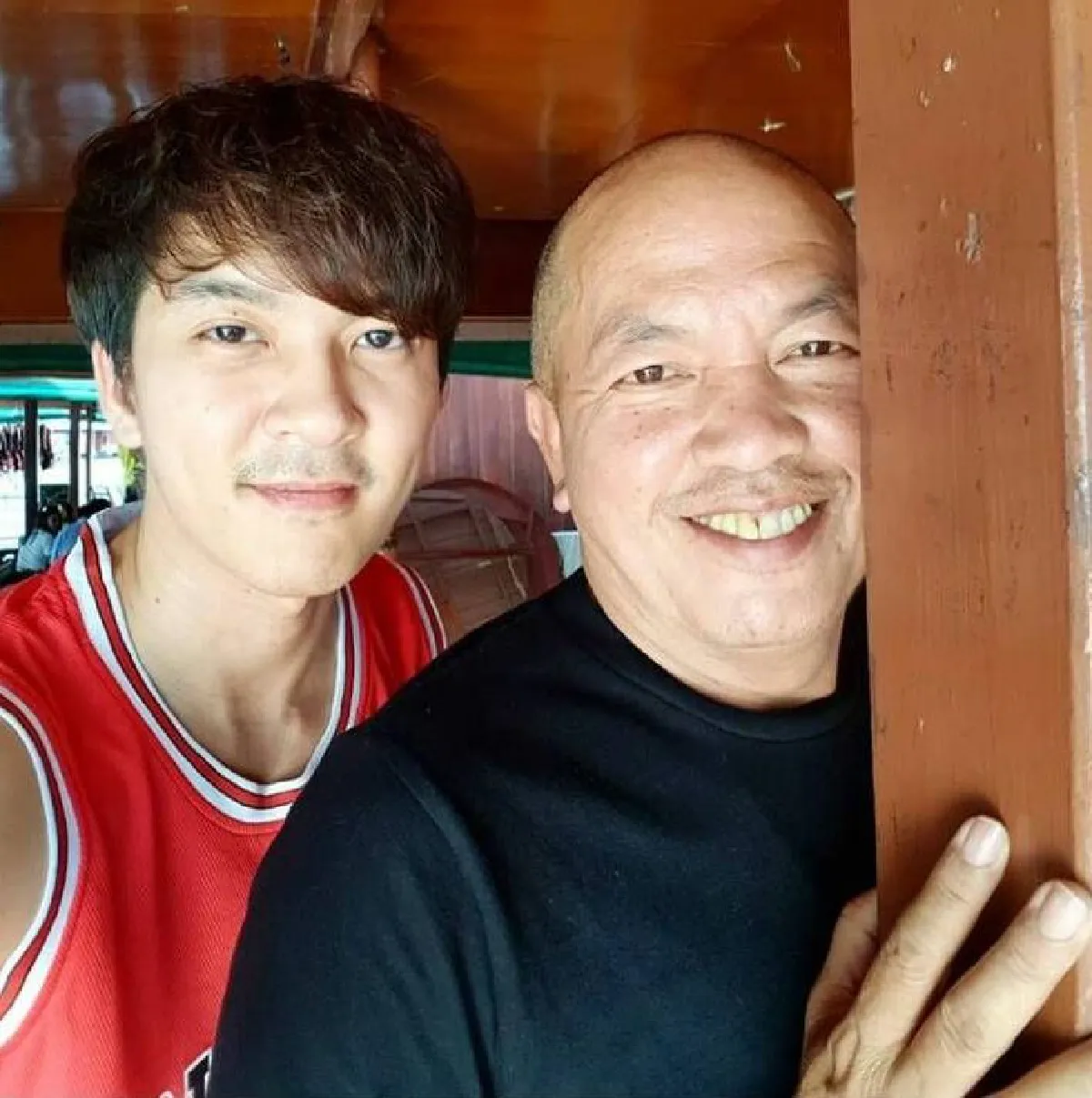 น้าค่อม ชวนชื่น เป่าเค้กฉลองวันเกิดครบ 60 ปีสุดอบอุ่น