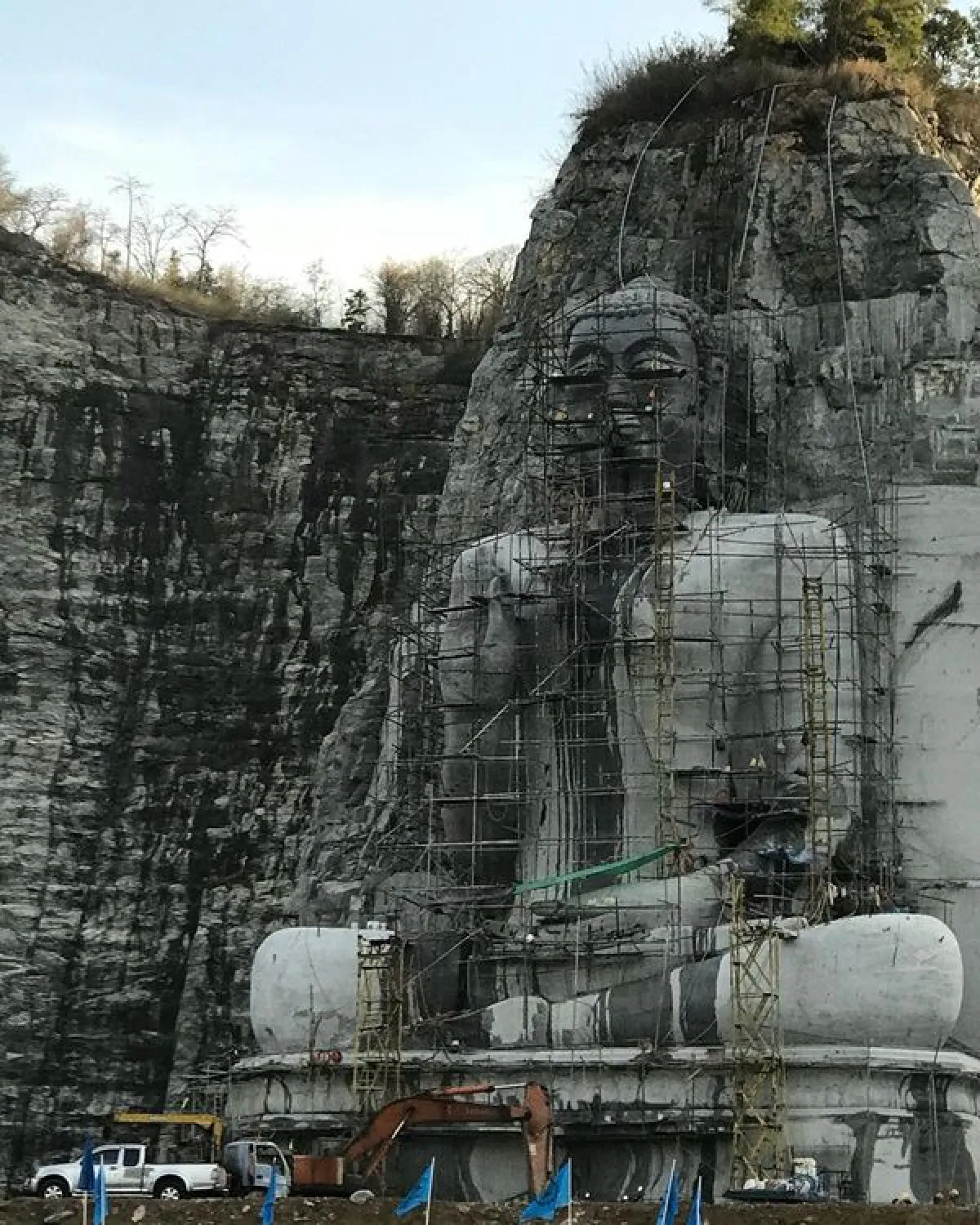 อิ่มบุญถ้วนหน้า! สายป่าน ควงแฟนหนุ่ม วุฒิ ไหว้พระ 9 วัด