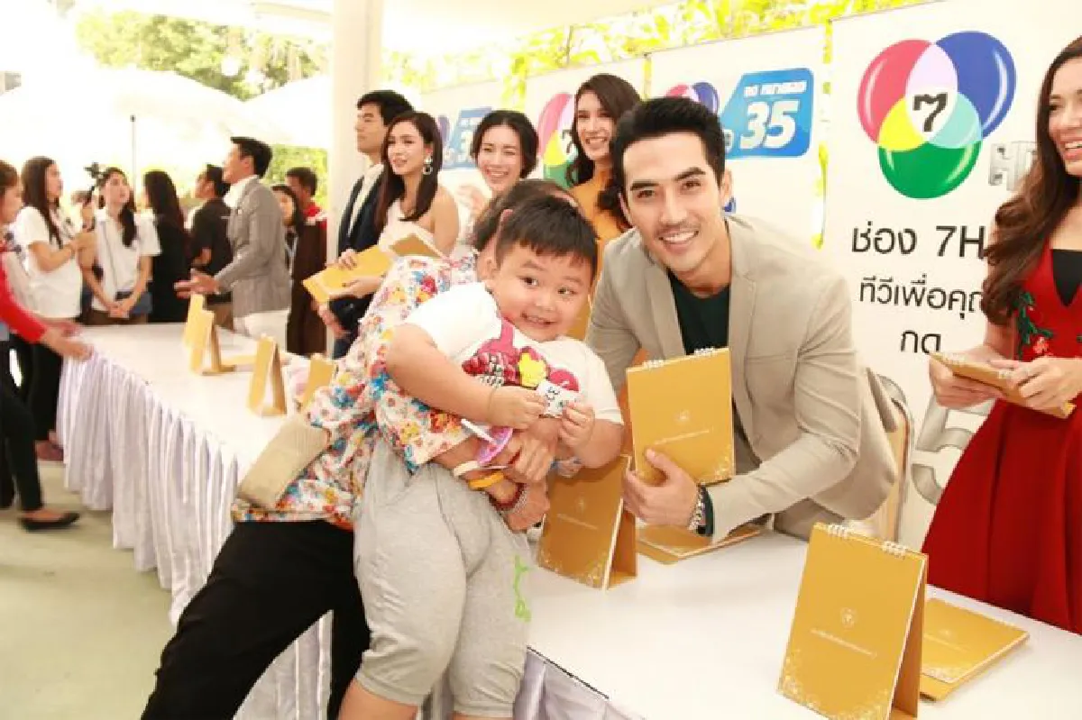 นักแสดง 7 สี แจกปฏิทินปีใหม่ 2561