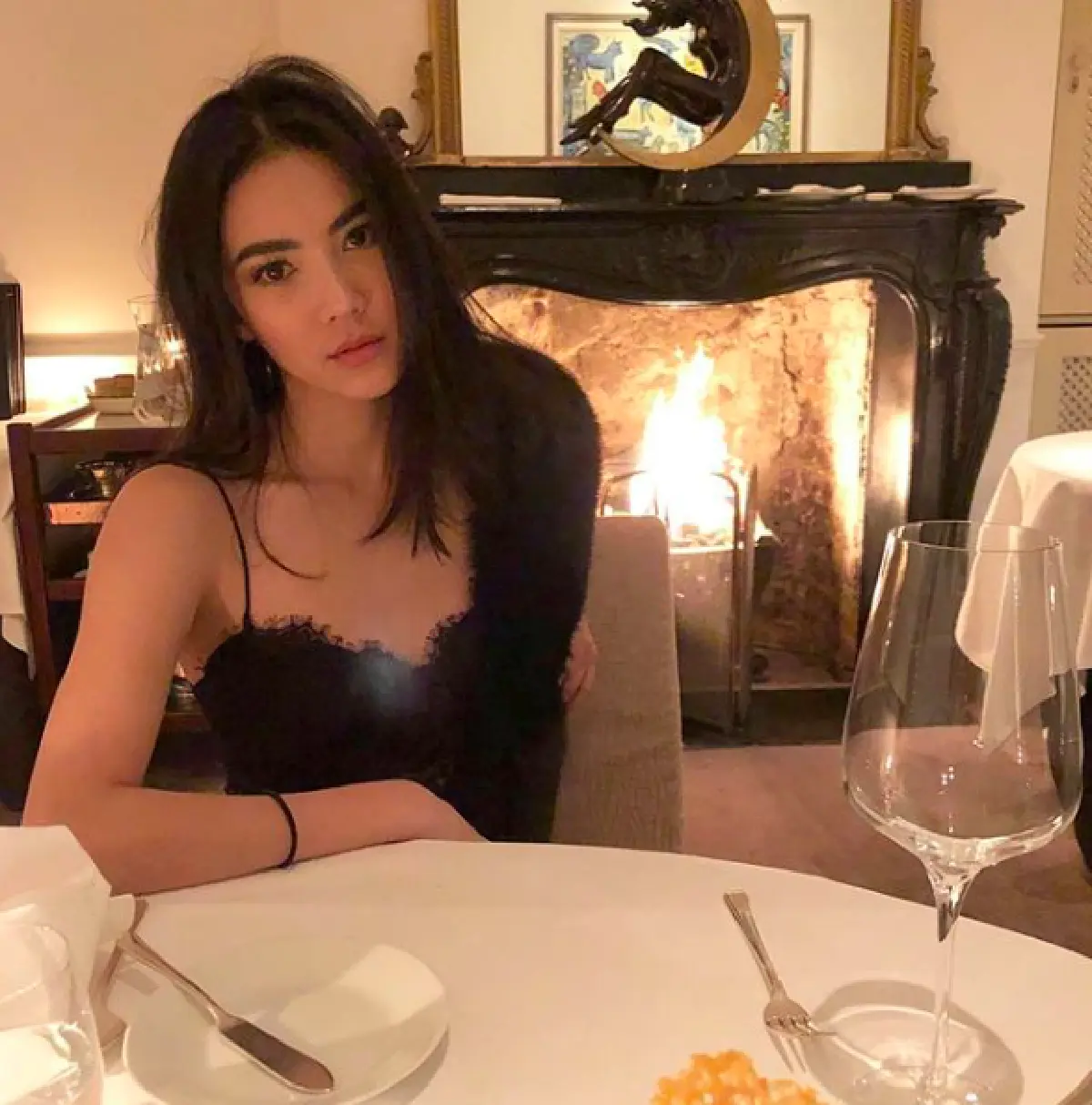 ไม่โสดแล้ว! “กิ๊บซี่” โพสต์ภาพจับมือหนุ่มปริศนา ขณะควงกันดินเนอร์หรู