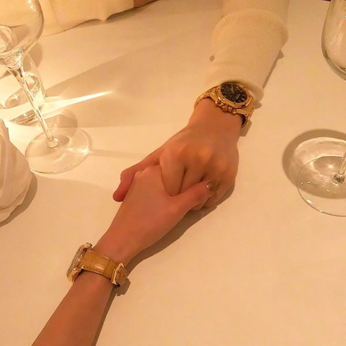 ไม่โสดแล้ว! “กิ๊บซี่” โพสต์ภาพจับมือหนุ่มปริศนา ขณะควงกันดินเนอร์หรู