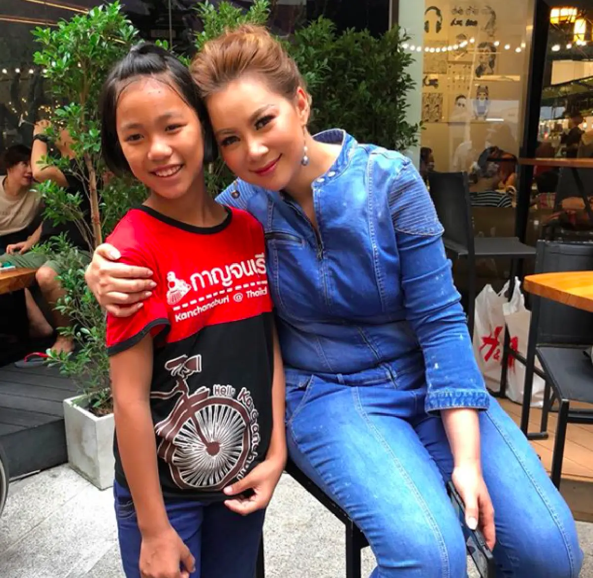 นางฟ้าตัวจริง! “บุ๋ม” รับ "น้องนิหนุ่น" เป็นลูกบุญธรรม พร้อมเผยเรื่องราวชีวิตแสนรันทด