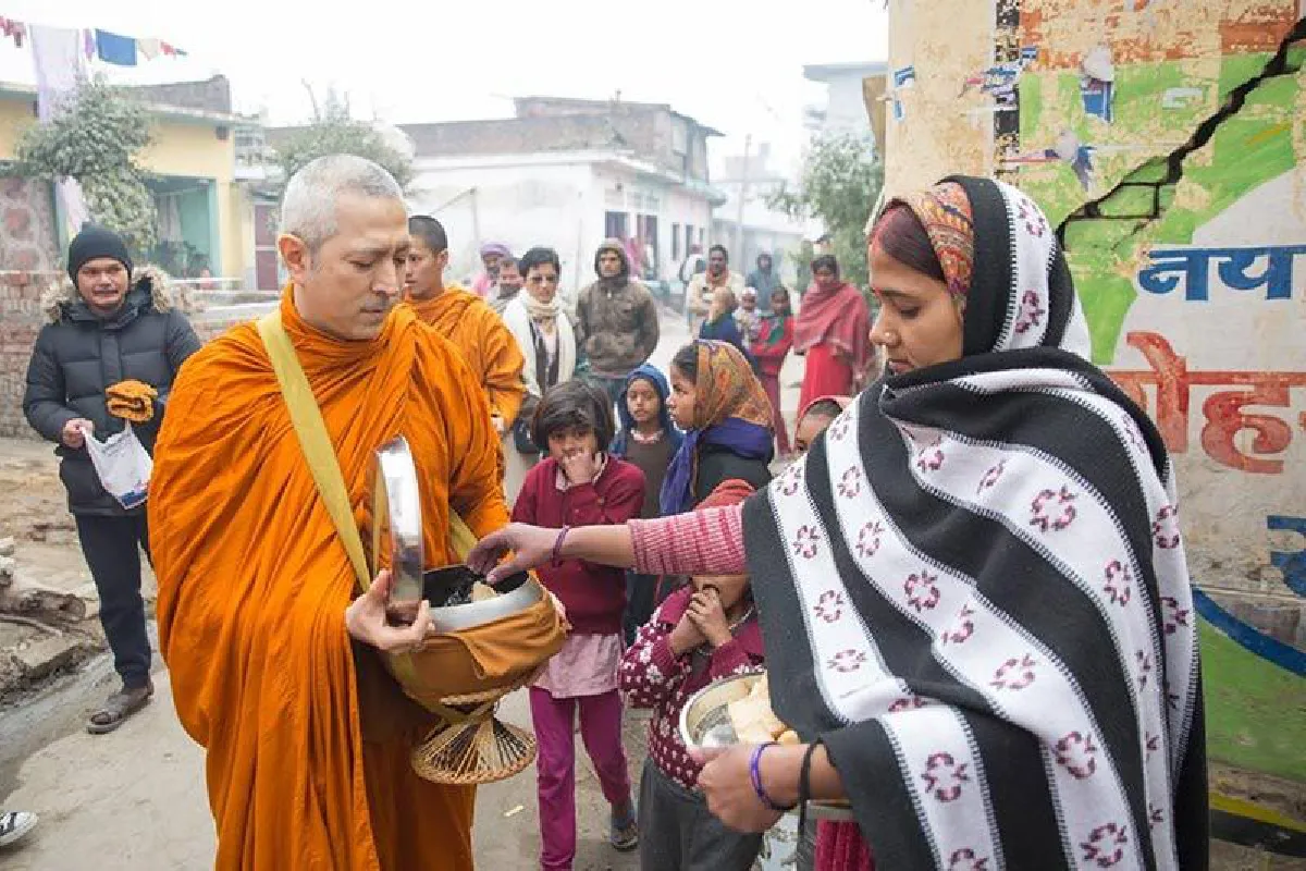 จิตใจสงบด้วยศรัทธา! พระแซม ยุรนันท์ ออกเดินเท้าบิณฑบาตชาวอินเดีย