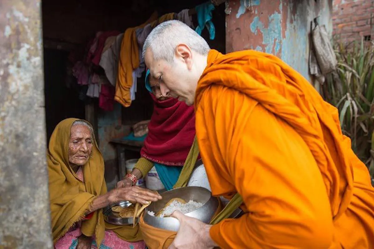จิตใจสงบด้วยศรัทธา! พระแซม ยุรนันท์ ออกเดินเท้าบิณฑบาตชาวอินเดีย