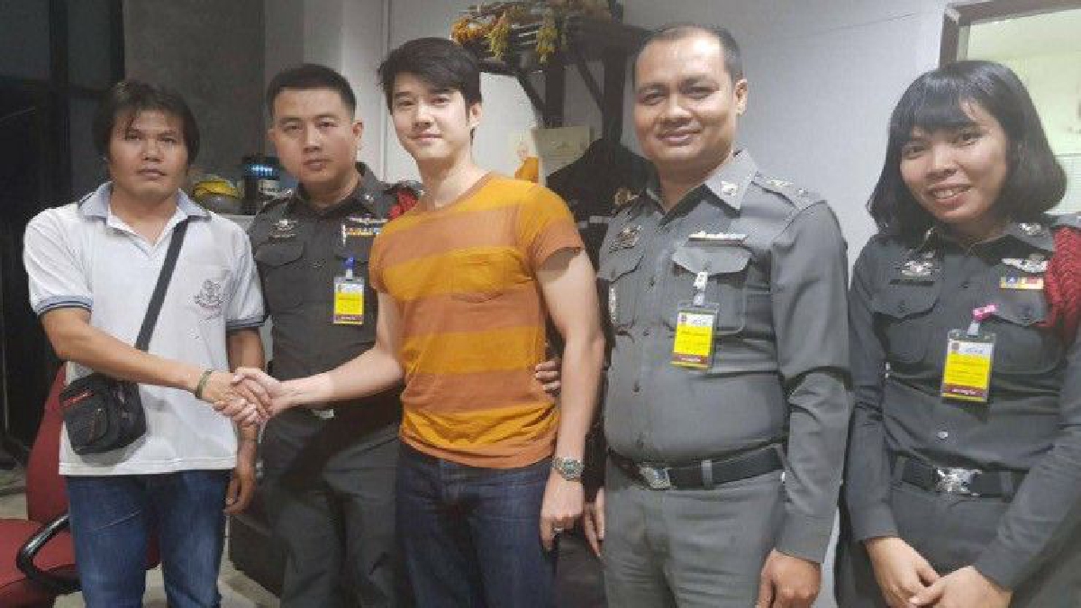 "มาริโอ้" จับมือแท็กซี่หัวร้อน-ไม่ขอเอาเรื่องหลังถูกยิงหนังสติ๊กใส่รถหรู "มาริโอ้" จับมือแท็กซี่หัวร้อน-ไม่ขอเอาเรื่องหลังถูกยิงหนังสติ๊กใส่รถหรู