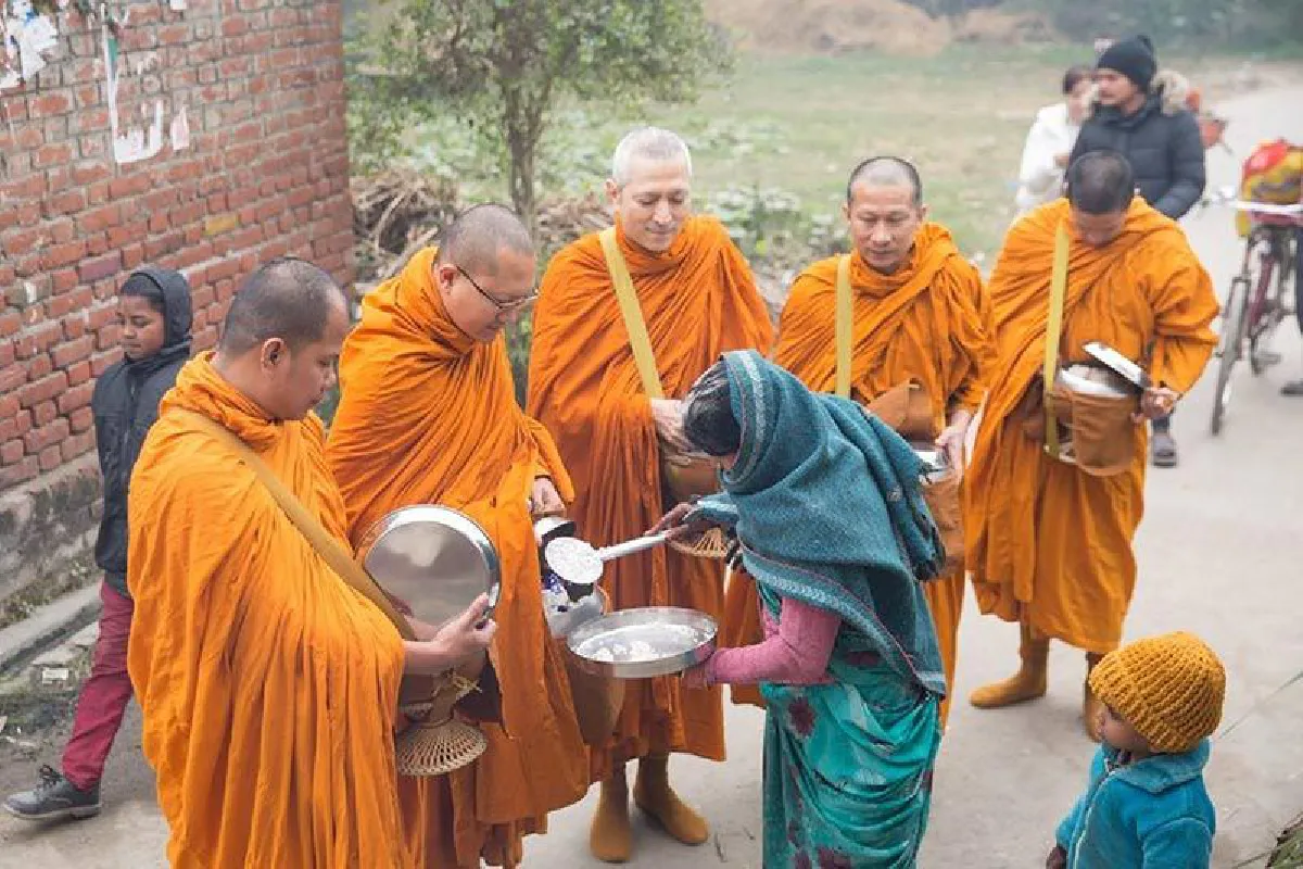จิตใจสงบด้วยศรัทธา! พระแซม ยุรนันท์ ออกเดินเท้าบิณฑบาตชาวอินเดีย