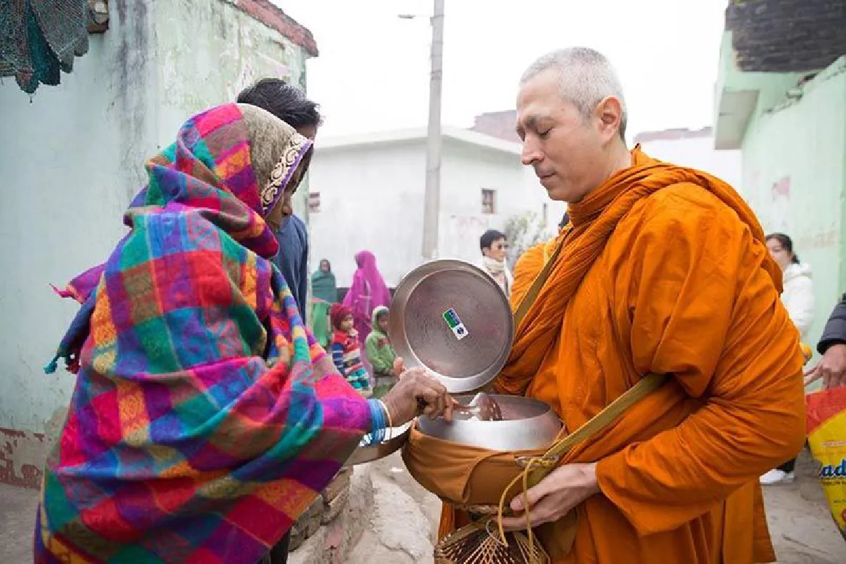 จิตใจสงบด้วยศรัทธา! พระแซม ยุรนันท์ ออกเดินเท้าบิณฑบาตชาวอินเดีย